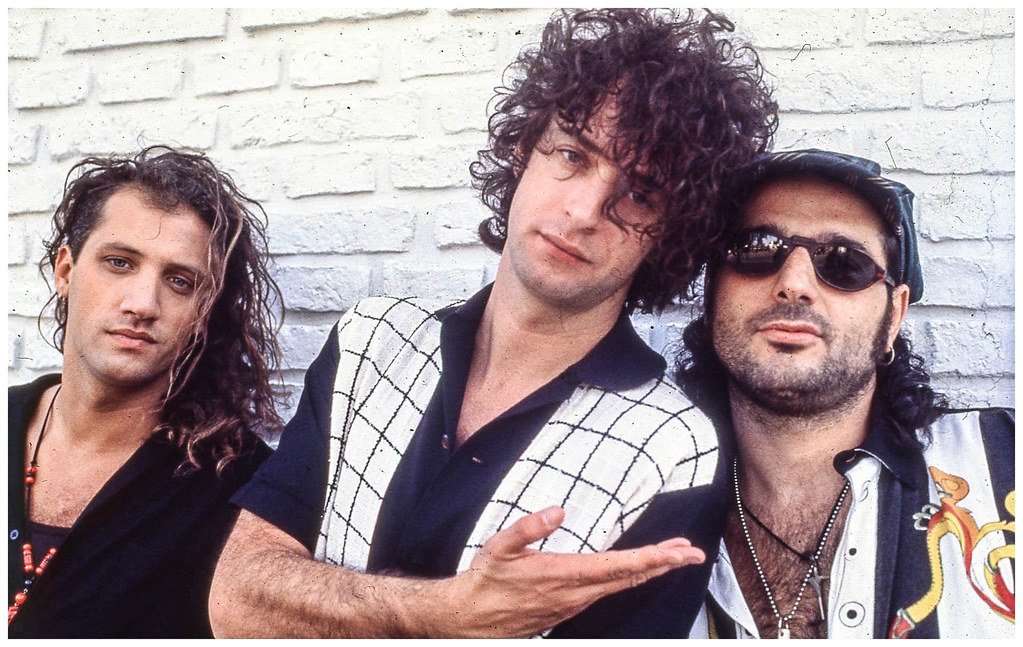 Y en el séptimo día, la banda creó el Mugrón 9 Vinos con Soda - Mugrón Black - Soda Stereo - Canción Animal
